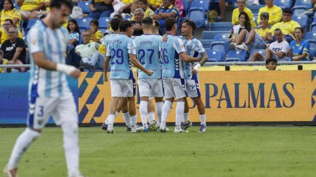 Los jugadores del Málaga celebran el gol de Rafa Rodríguez en Las Palmas