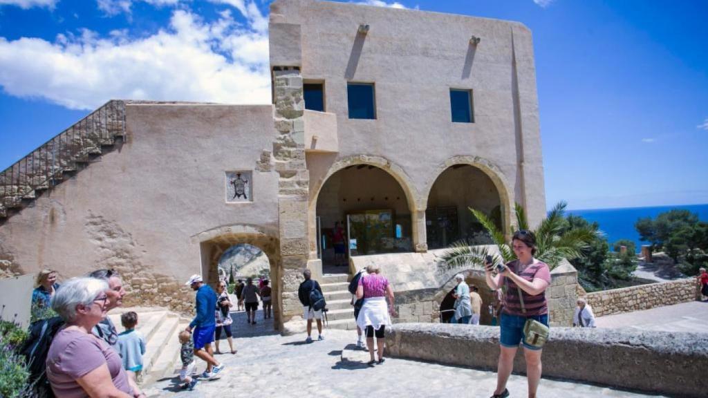 Varios turistas en el castillo de Alicante.