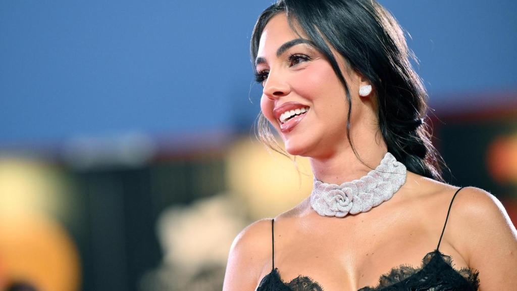 Georgina Rodríguez, sonriendo, posando ante los medios.