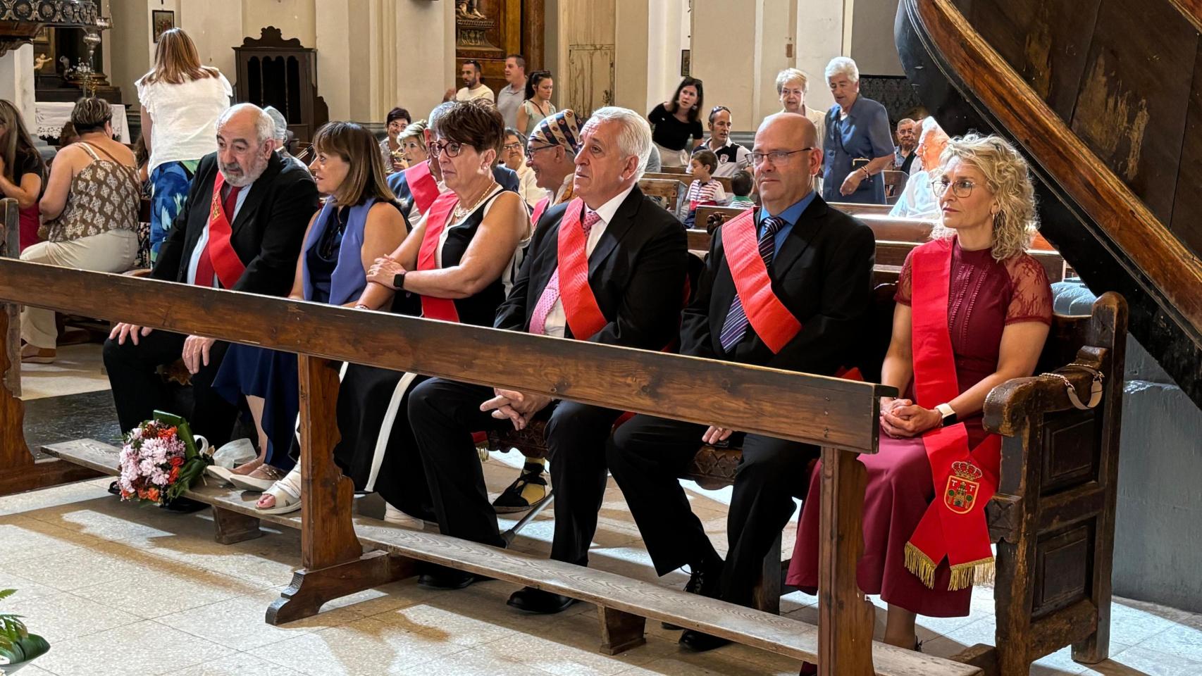 Rosario Lázaro, junto a Lucio Cucalón en uno de los actos principales de las fiestas de Aguarón.