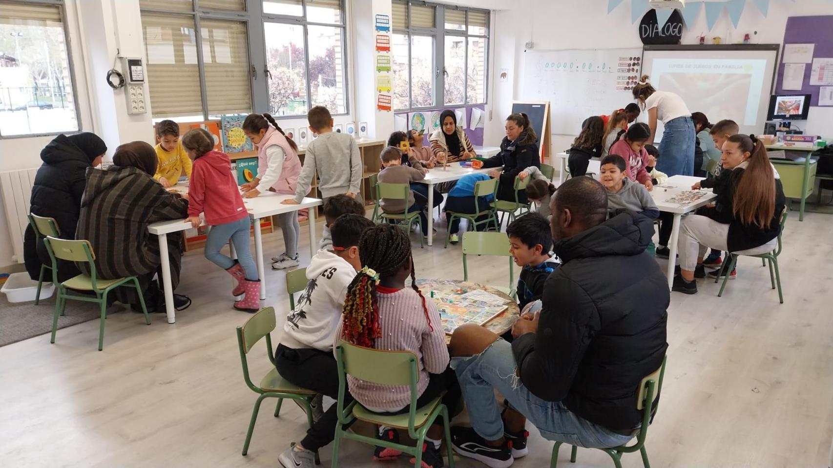 Alumnos y sus familias en una actividad del CEIP Ramiro Solans.