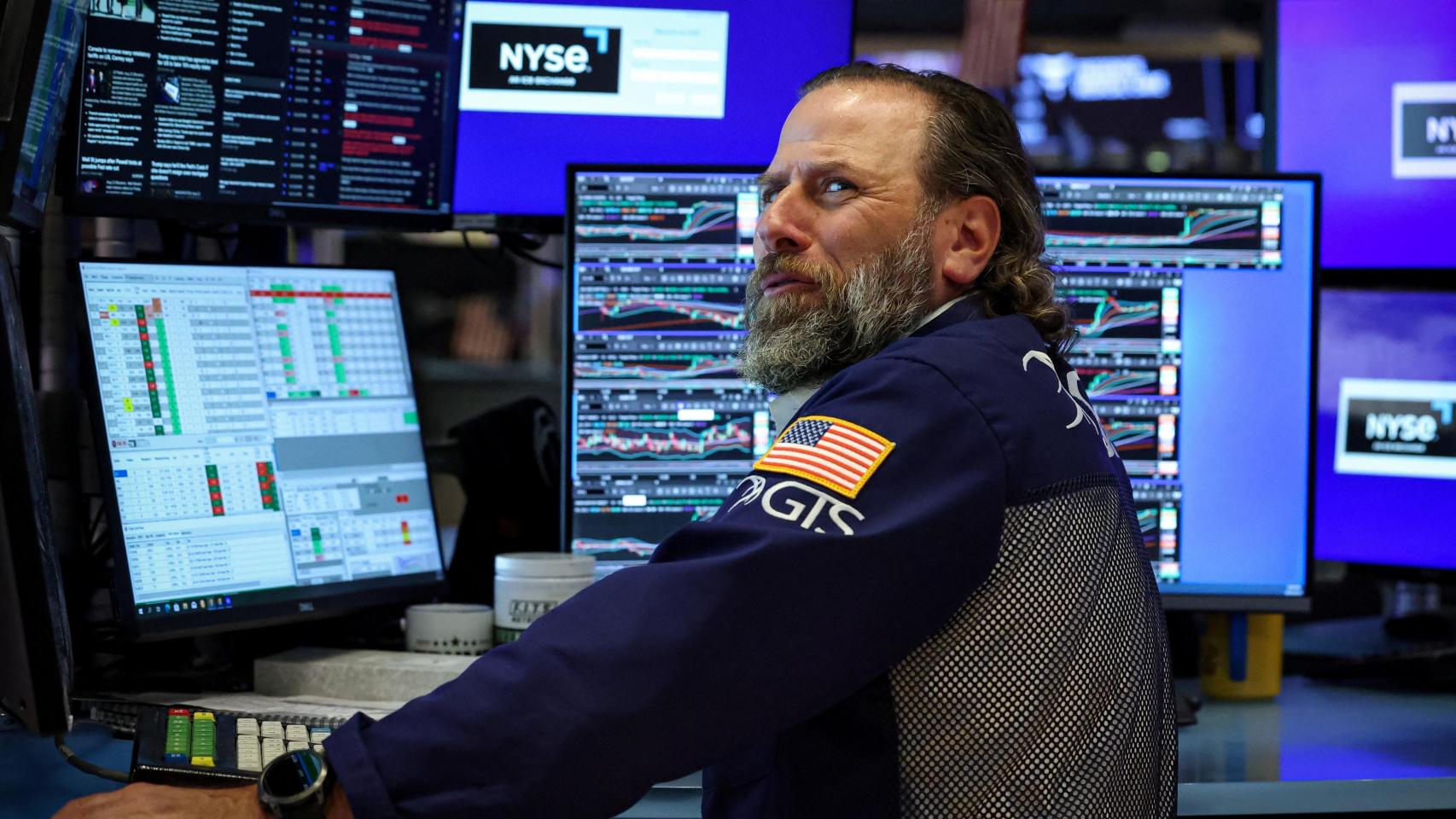 Un operador trabaja en el parqué de la Bolsa de Nueva York.
