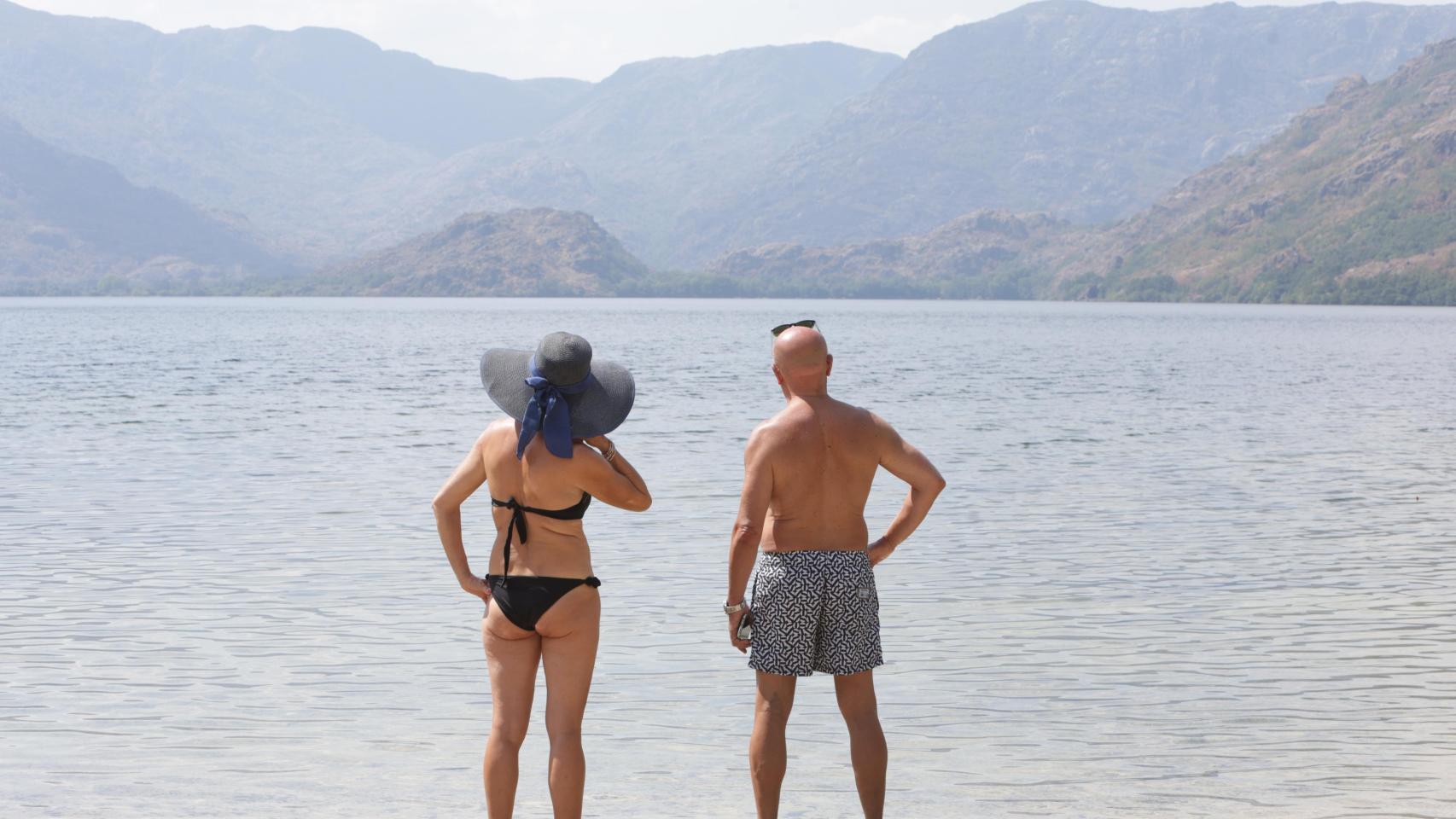 Turistas viendo los trabajos de extinción en el Lago de Sanabria