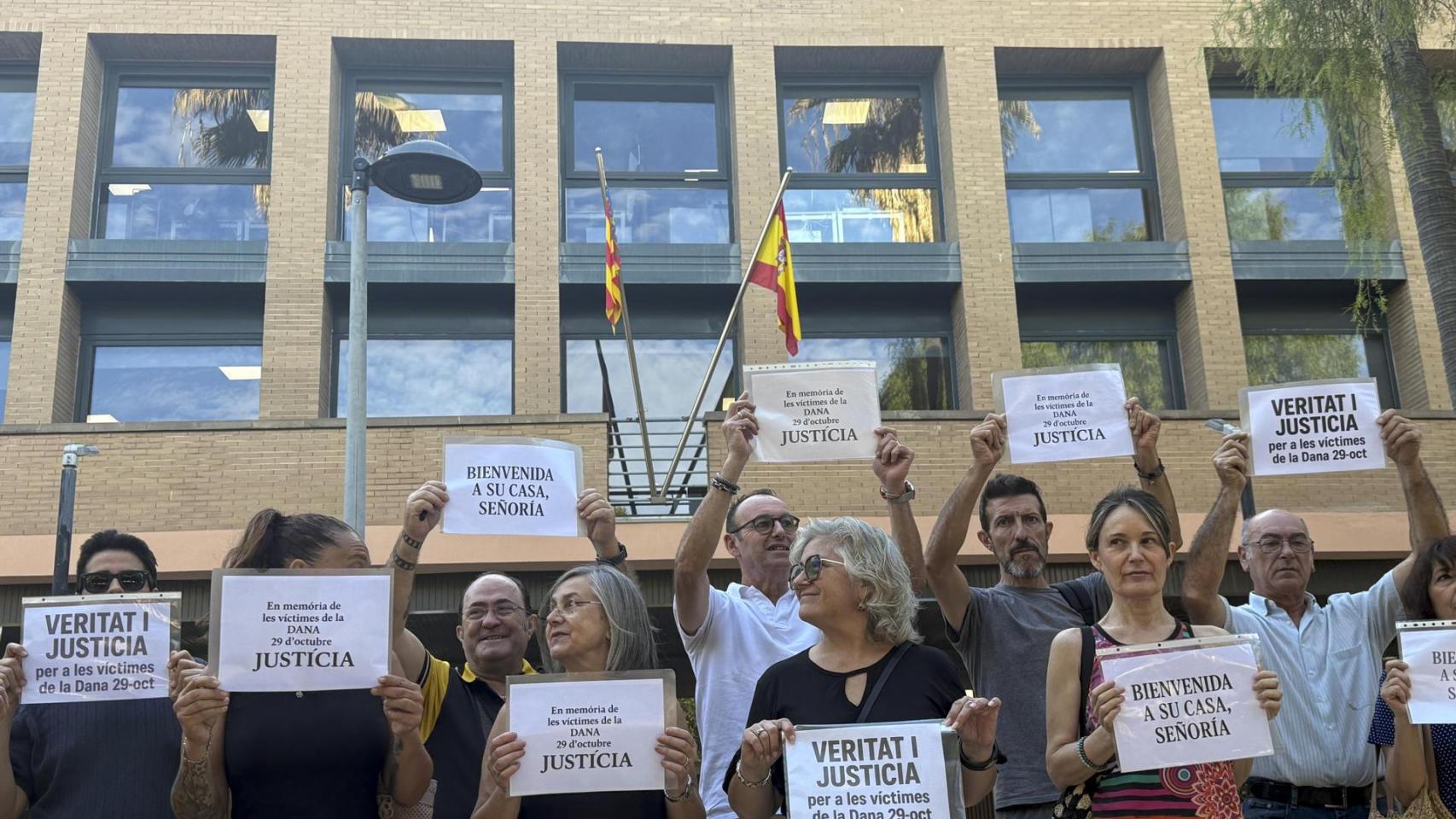 Miembros de la Asociación de Víctimas Mortales de la Dana del 29 de octubre se han concentrado este lunes frente a los juzgados de Catarroja. EFE/Raquel Segura