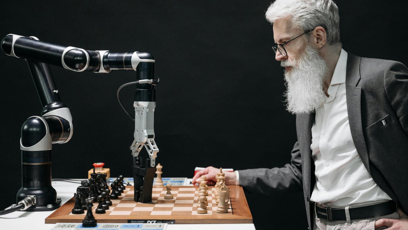 Un hombre juega al ajedrez contra una inteligencia artificial. Foto: Pavel Danilyuk / Pexels.