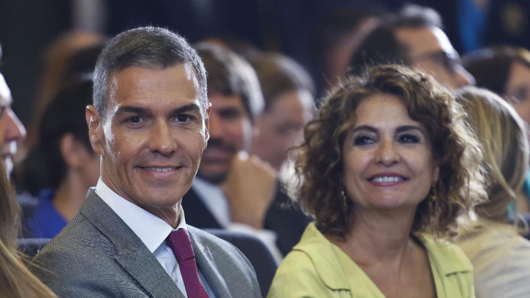 Pedro Sánchez junto a la vicepresidenta y ministra de Hacienda, María Jesús Montero, en el acto del Gobierno sobre emergencia climática, este lunes en Madrid.