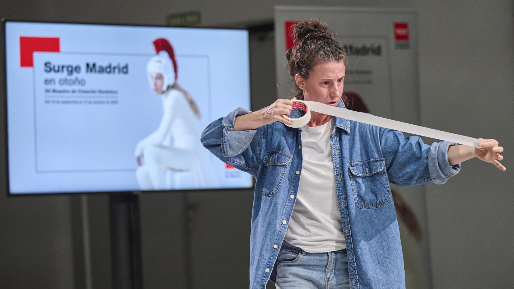Inés Narváez durante una demostración de su espectáculo 'Ser bailarina —Pregunta colectiva—' en la presentación del festival Surge Madrid, este lunes en la Sala Réplika. Foto: Pablo Lorente