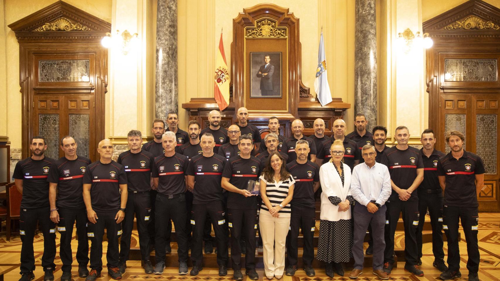 El ayuntamiento de  Coruña recibe a los bomberos que acudieron a extinguir los incendios de Ourense
