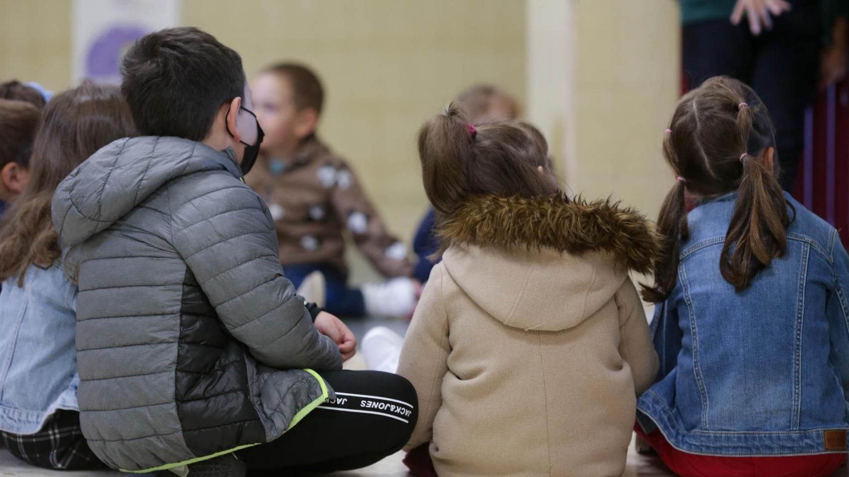 Alumnos sentados en su aula.