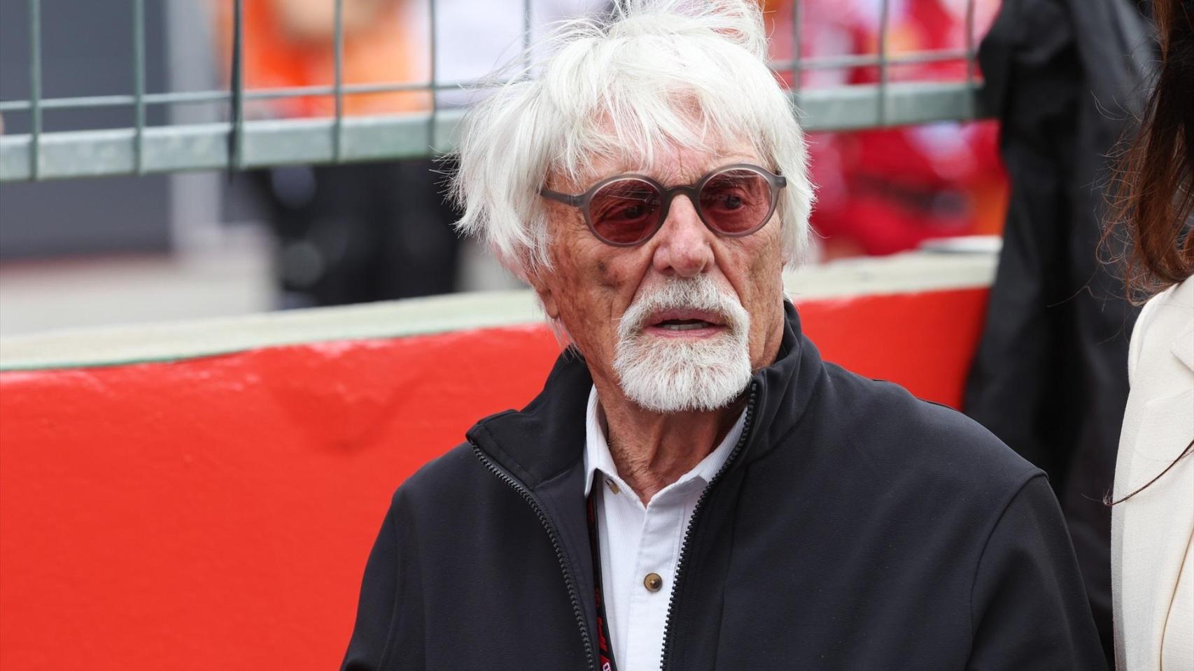 Bernie Ecclestone camina en el paddock durante el GP de Hungría.