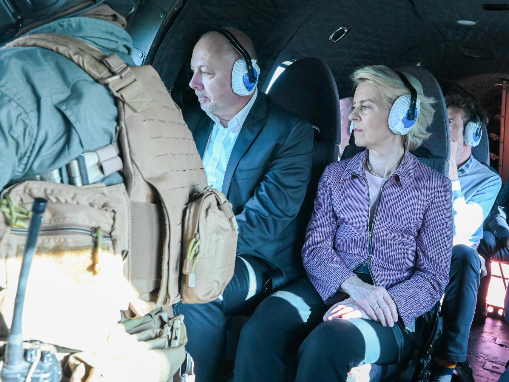 La presidenta de la Comisión, Ursula von der Leyen, y el primer ministro búlgaro, Rossen Jeliazkov, durante su visita de este domingo