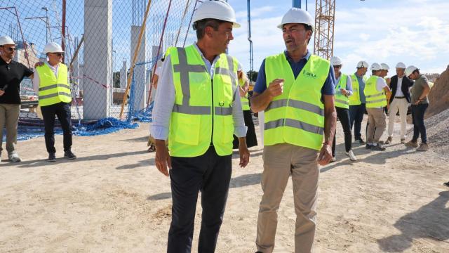 Carlos Mazón y Luis Barcala en la visita este lunes a las obras del colegio La Almadraba.