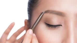 María Sánchez, maquilladora: "Utilizar un lápiz de cejas del mismo color de tu ceja te hace parecer más mayor"