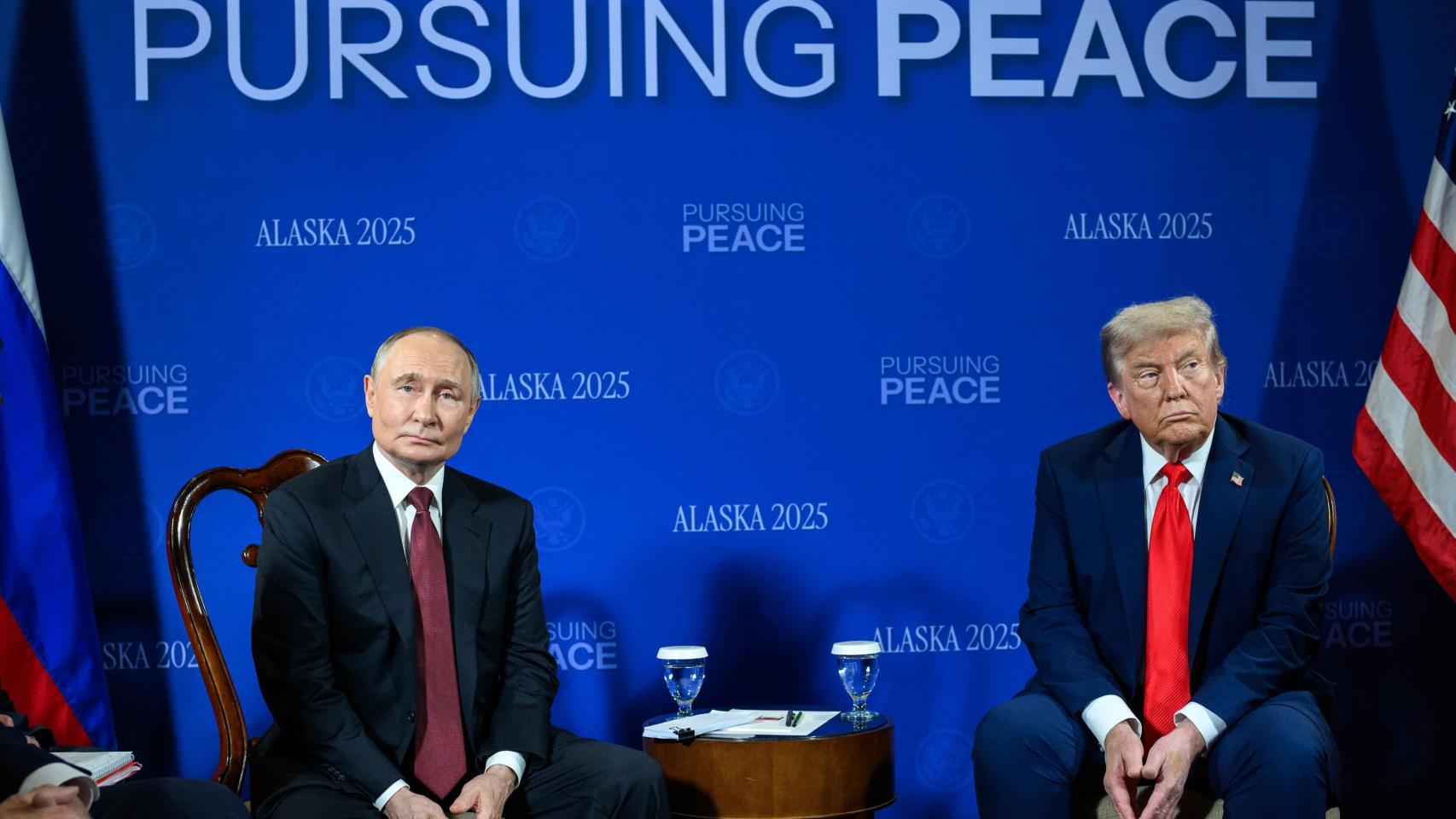 El presidente Donald Trump se reúne con el presidente ruso Vladimir Putin en la Sala Billy Mitchell de la Base Conjunta Elmendorf Richardson en Anchorage, Alaska, el viernes 15 de agosto de 2025.