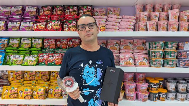 José Luis Banegas ante los estantes de su nuevo local, dedicado al Kpop y los aperitivos asiáticos.