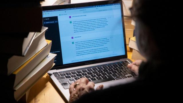 OpenAI reconoce que sus medidas para salvaguardar la salud mental de sus usuarios pueden no haber sido suficientes.