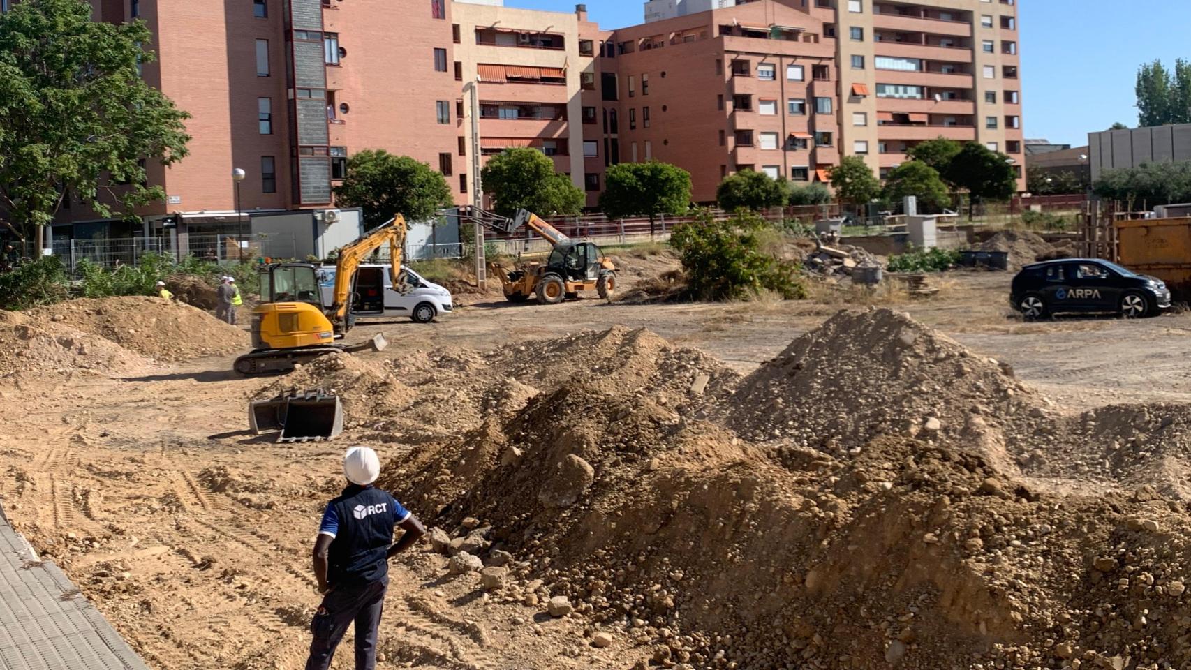 Un operario, este lunes en el solar del Actur, en Zaragoza.
