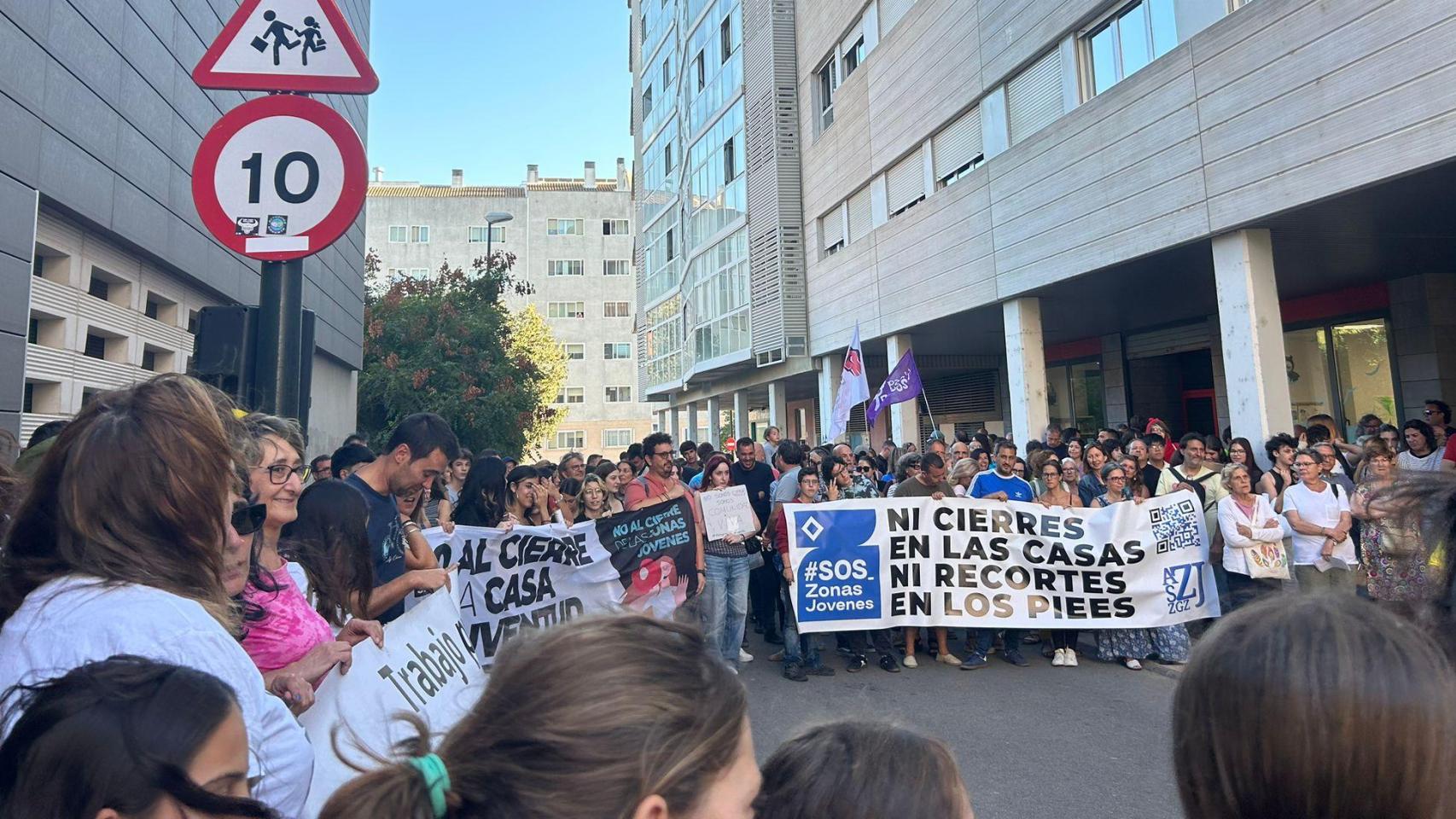 Algunos de los ciudadanos que han participado en la concentración de este lunes en Parque Goya.