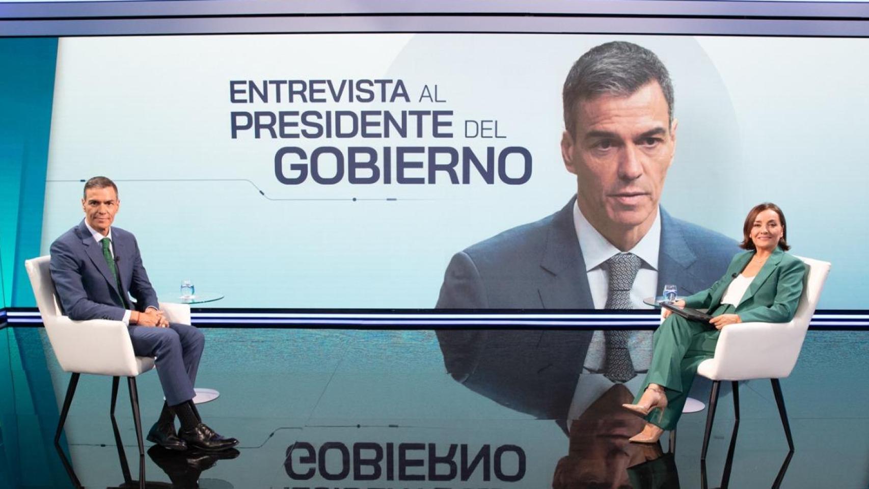 El presidente Sánchez frente a Pepa Bueno, este lunes en el plató de Televisión Española.