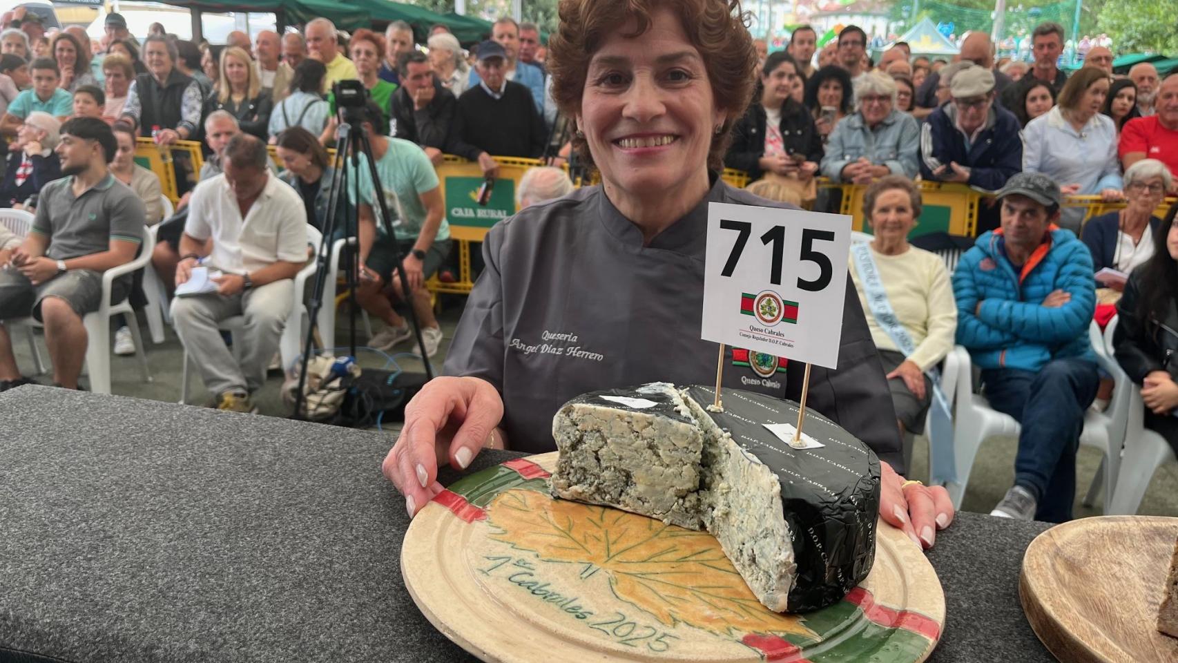 Encarnación Bada, con su queso Cabrales.