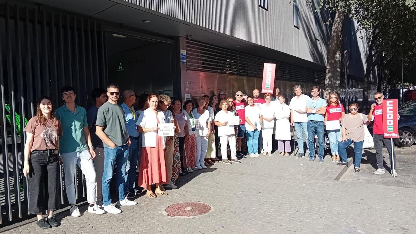 Concentración de protesta a las puertas del centro de salud Alamillo, en Sevilla.