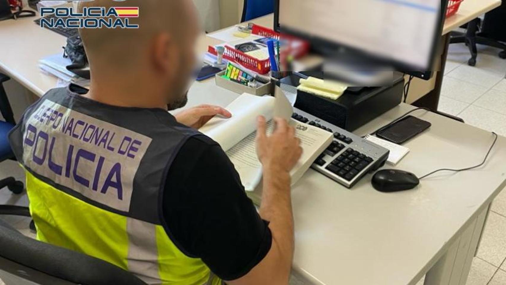 Un agente de la Policía Nacional de Elche.