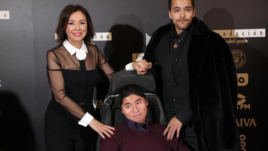 Isabel Gemio, junto con sus dos hijos.