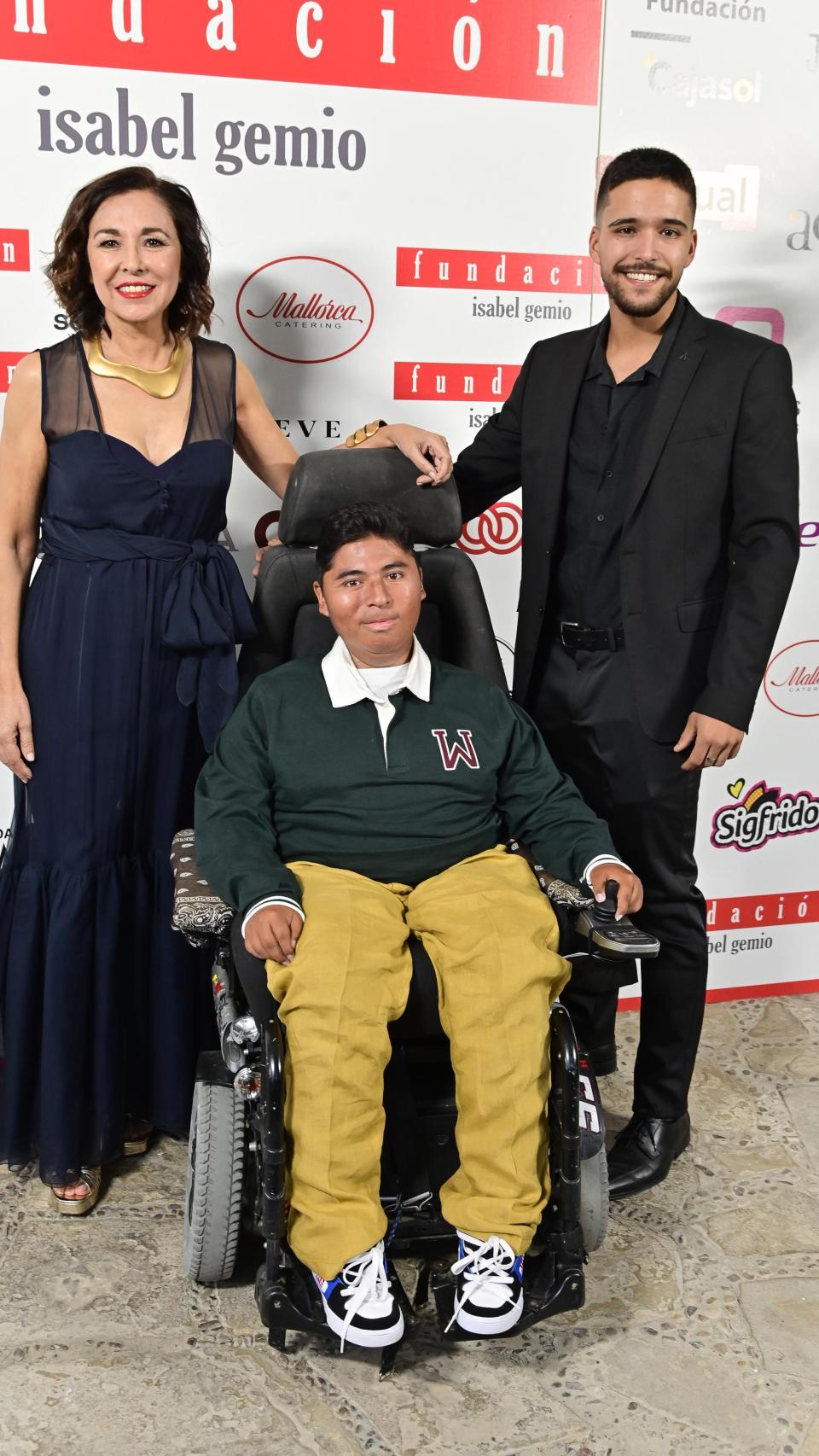 Isabel Gemio y sus hijos en un acto público.