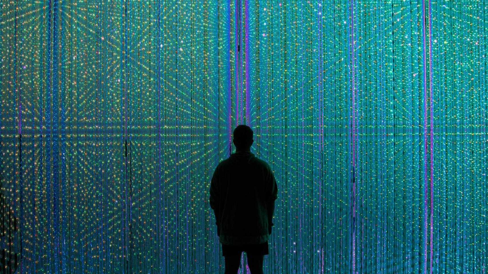 Un hombre observando el halo digital. Imagen:  Caleb Jack / Unsplash.