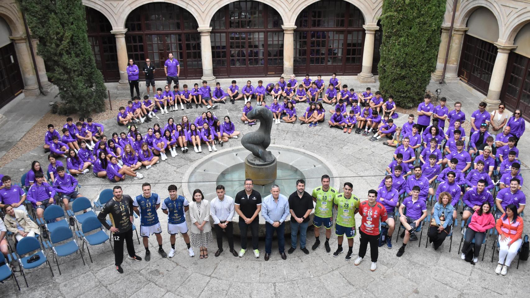 Presentación de la nueva equipación del Club Balonmano Zamora, con la cantera