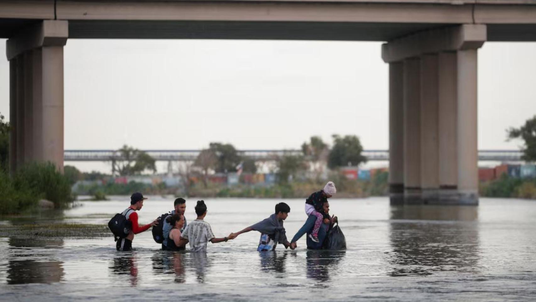 Migrantes cruzando Río Grande, la frontera entre México y EEUU.