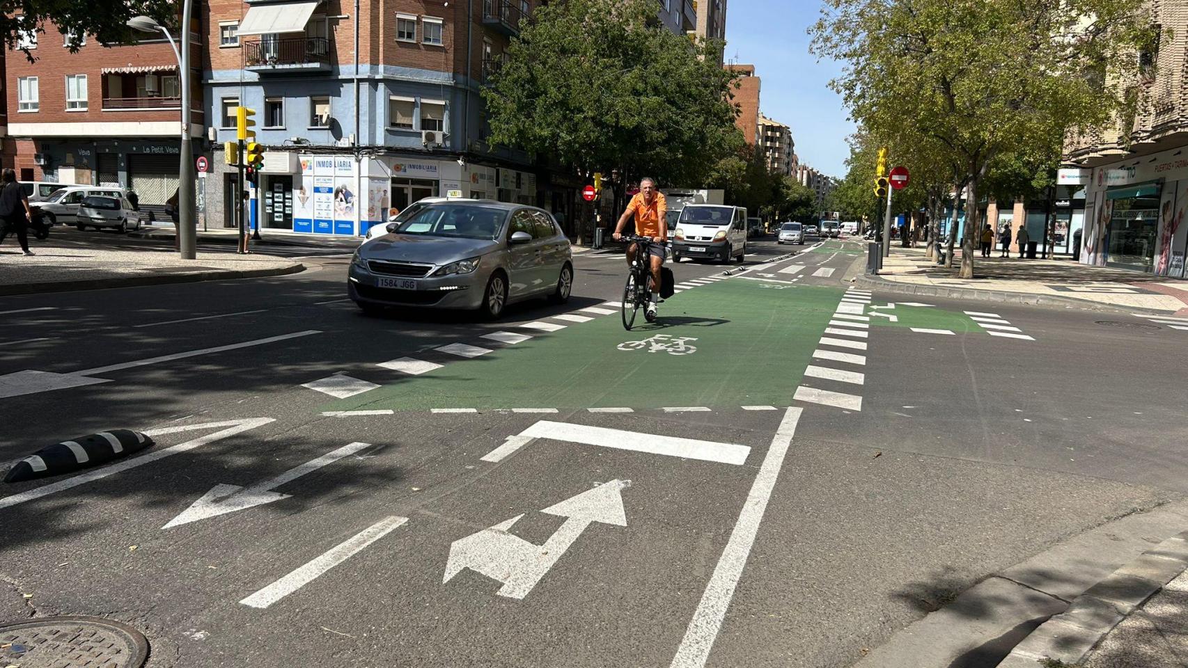 El nuevo carril bici en el barrio de la Almozara, en Zaragoza.