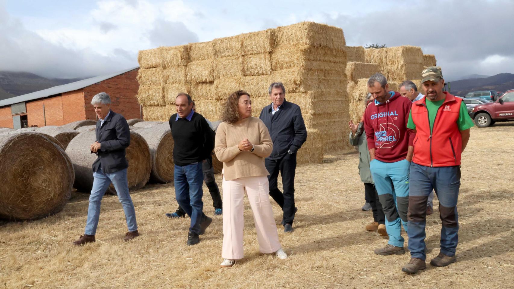 Visita de la consejera a una ganadería de ovino afectada por los incendios en la provincia de León