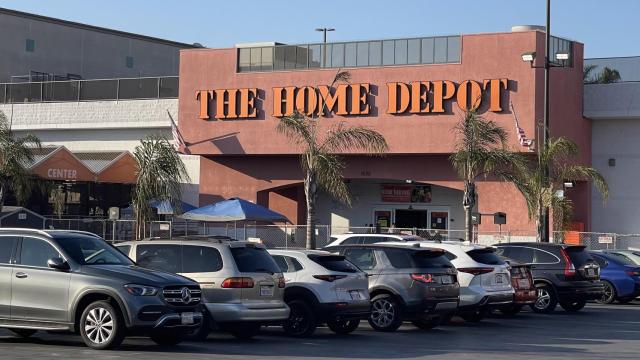 Fotografía de la fachada de la tienda The Home Depot del vecindario Westlake, en el centro de Los Ángeles (EE.UU.).