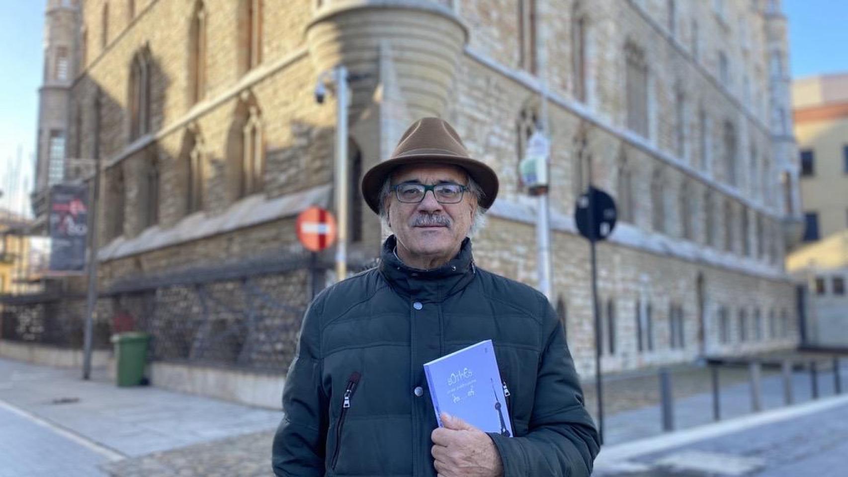 Antonio T. Reguera en el Museo Casa Botines Gaudí con su libro ‘Botines. Un solar, un pleito y una casa’.