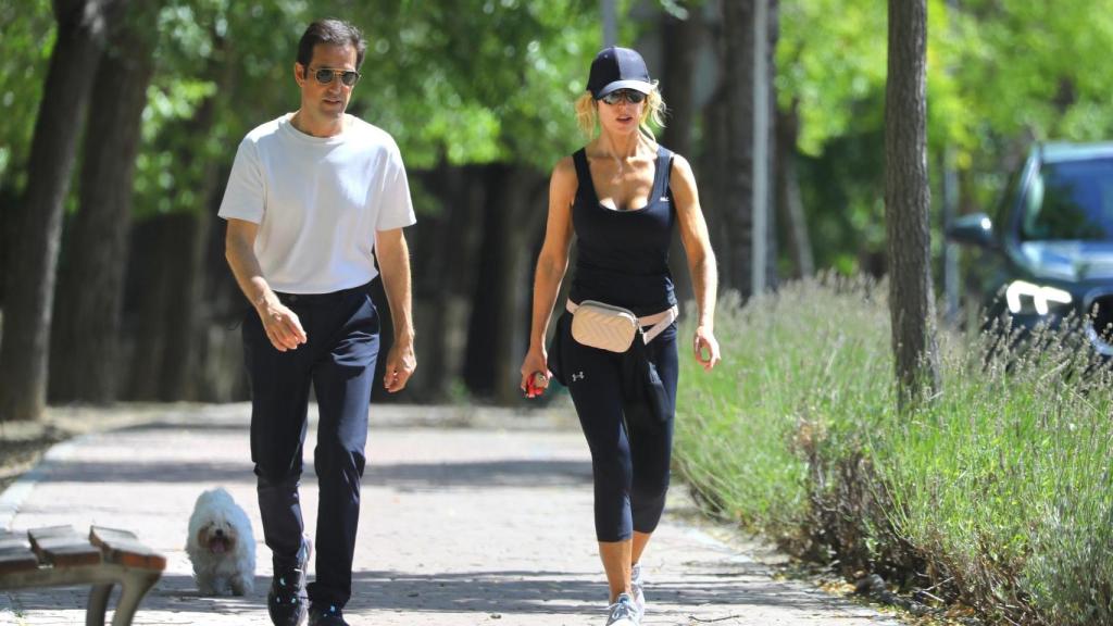 Matrimonio caminando a través de una zona verde de la moral.