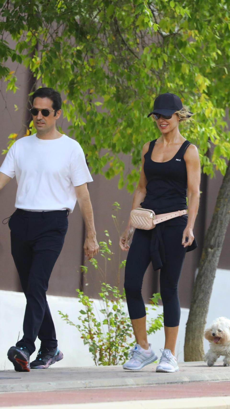 Emma García y su esposo, Aitor Senar, charlan mientras camina.