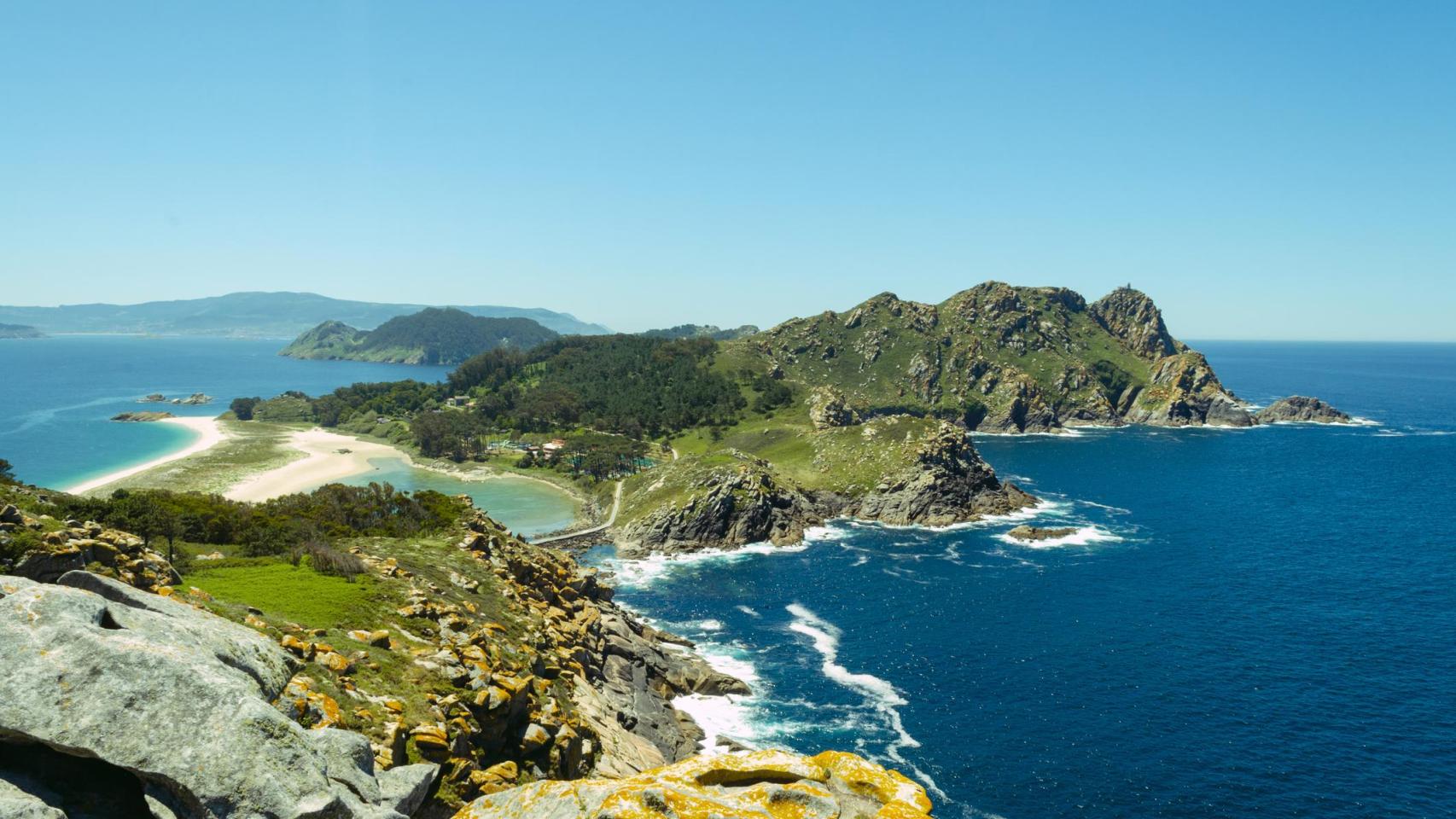 Parque Nacional de las Islas Cíes desde el mirador de la Silla de la Reina, Vigo (Galicia).