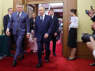 La otra 'oveja negra' de la UE viaja a China como Putin para rendir pleitesía a Xi y recuperar el gas perdido de Rusia