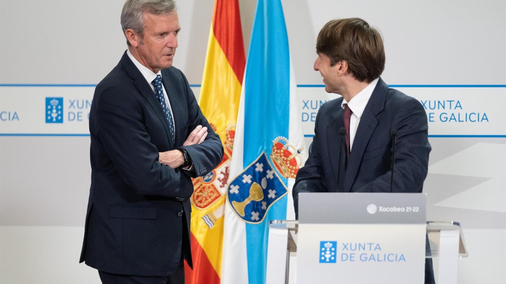 El presidente de la Xunta y el conselleiro de Facenda, Miguel Corgos.