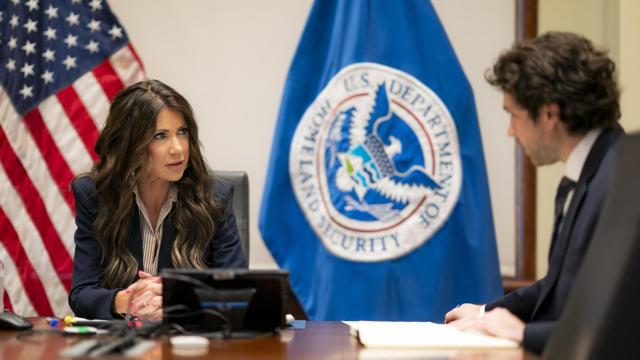 La secretaria del Departamento de Seguridad Nacional (DHS), Kristi Noem, participa en la tercera reunión pública virtual del Consejo de Revisión de la Agencia Federal para el Manejo de Emergencias (FEMA) en la sede del DHS en Washington, D.C.