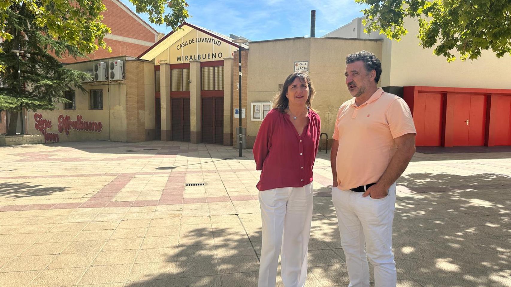 La portavoz del PSOE en Zaragoza, Lola Ranera, en la Zona Joven de Miralbueno acompañada por el concejal socialista Paco Galán.