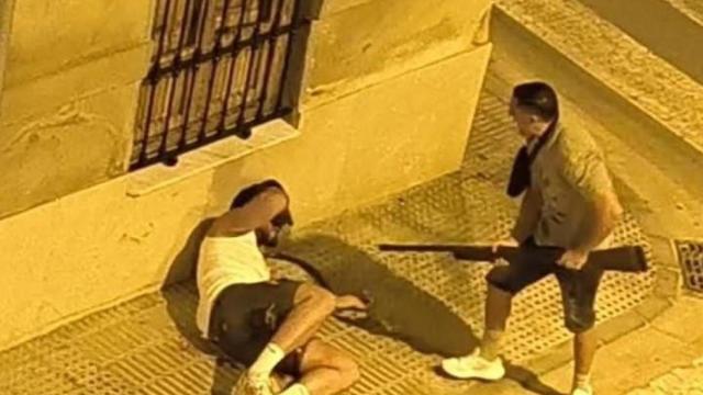 Imagen de la disputa entre dos vecinos en Alfafar (Valencia). EE