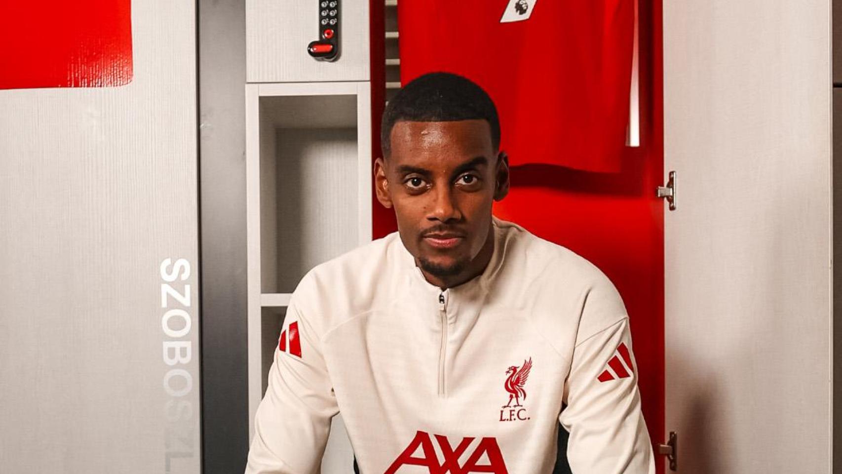Isak posa como nuevo jugador del Liverpool.