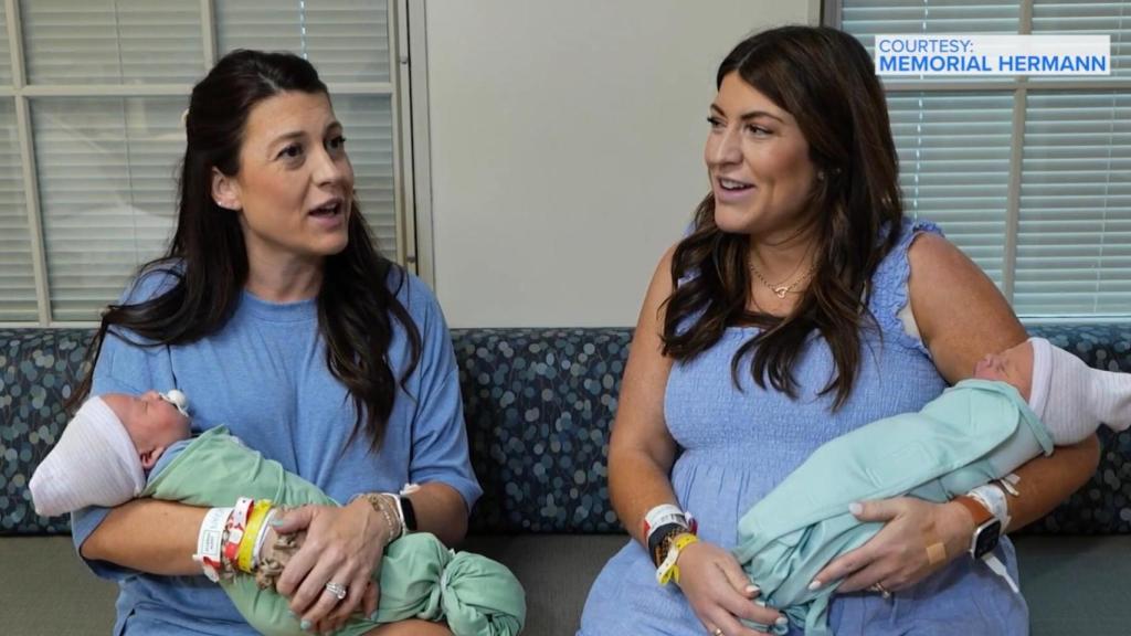 Las gemelas idénticas de Houston Rachel Schmidtberger y Lindsey Denny.