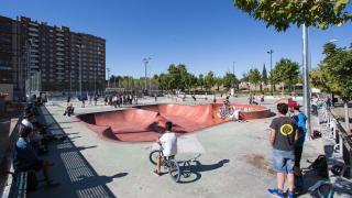 Zaragoza estudia quitar plantas a la torre de Vía Hispanidad, pero los vecinos insisten: quieren su skatepark