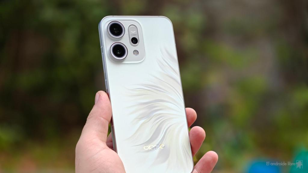 OPPO Reno 14 por detrás