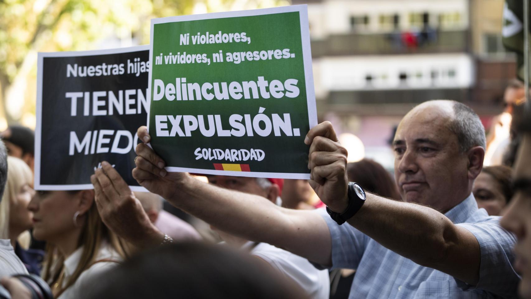 Cánticos de fuera menas frente al centro de Hortaleza del que salió el violador de una niña: los vecinos, enfrentados por el caso