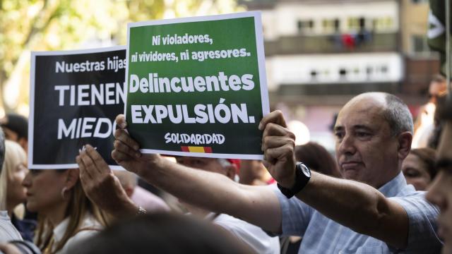 Integrantes del sindicato Solidaridad, vinculado a Vox, sostienen pancartas frente al centro de menas de Hortaleza.
