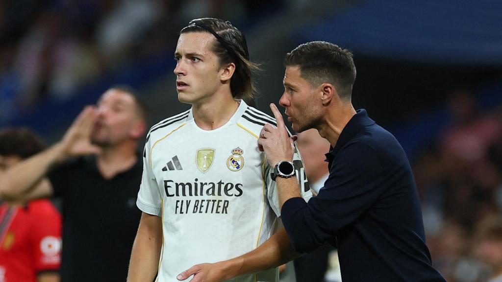 Xabi Alonso gives Álvaro Carreras instructions